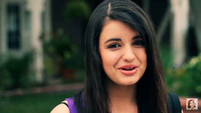 Pada 2011, Rebecca Black merilis video klip berjudul Friday. Video dan lagu tersebut menjadi terkenal tapi sayangnya tidak secara positif. Banyak orang menilai jika Friday aneh dan norak. Ia pun menjadi bahan candaan internasional bahkan bullying di kehidupan aslinya. Foto: Instagram @msrebeccablack