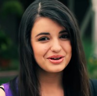 Pada 2011, Rebecca Black merilis video klip berjudul Friday. Video dan lagu tersebut menjadi terkenal tapi sayangnya tidak secara positif. Banyak orang menilai jika Friday aneh dan norak. Ia pun menjadi bahan candaan internasional bahkan bullying di kehidupan aslinya. Foto: Instagram @msrebeccablack