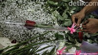 Bunga mawar di Pasar Rawa Belong dijual dengan harga yang bervariasi. Bunga mawar Bandung dan Malang dijual dengan harga Rp 60 ribu hingga Rp 100 ribu per paket.