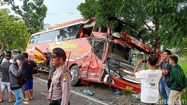 Truk Tabrakan Dengan Bus Sugeng Rahayu di Madiun