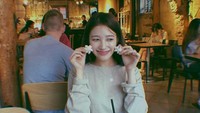 Mampir ke salah satu kafe, Soo Jung memesan es kopi susu dengan beberapa kue serta camilan yang disukainya. Foto: Instagram @kohsoojeong