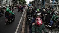 Rendahnya kesadaran sejumlah pengendara motor dalam tertib berlalu lintas dan keselamatan berkendara membuat beberapa pemotor nekat menerobos jalur khusus TransJakarta demi mempersingkat waktu tempuh perjalanan.