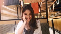 Dara cantik ini lahir pada tahun 2000, ia memiliki senyuman yang manis. Seperti foto satu ini dimana Syifa memamerkan senyum manisnya saat menikmati segelas es jeruk. Foto: Istimewa