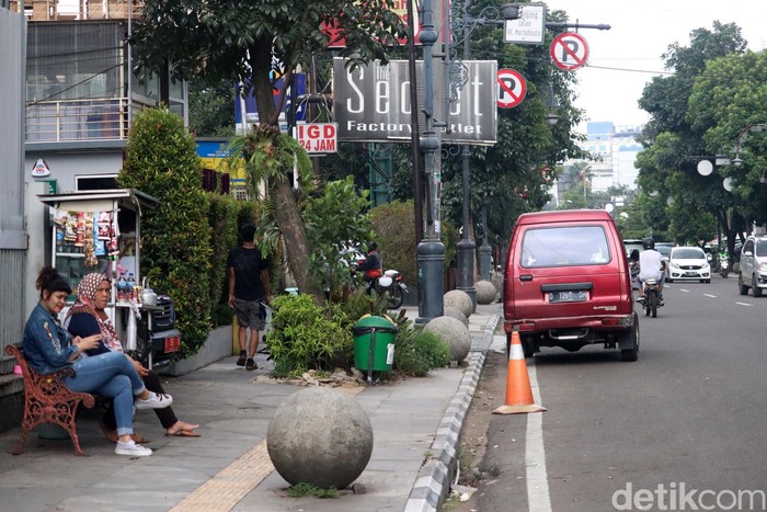 Pemkot Bandung tengah menggodok aturan untuk menindak kendaraan yang parkir sembarangan. Warga yang terciduk parkir sembarangan bisa didenda hingga Rp 1 juta.