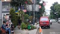 Pemerintah Kota Bandung tengah menggodok aturan terkait derek kendaraan yang parkir sembarangan. Dalam aturan tersebut turut diatur mengenai sanksi berupa denda kepada para pelanggar.