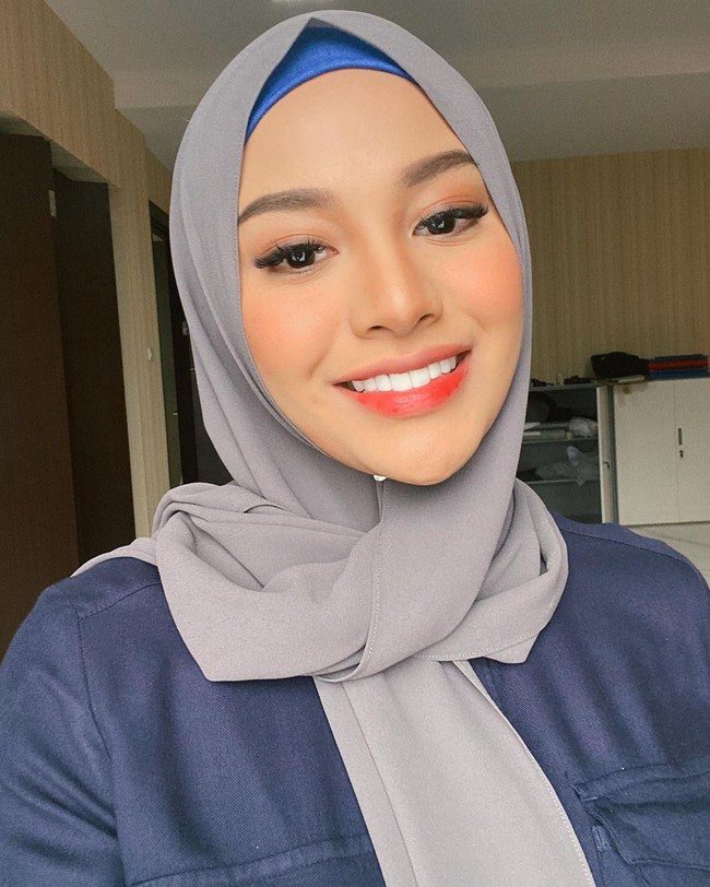 Inilah penampilan yang diunggah Aurel Hermansyah ke Instagram @aurelie.hermansyah pada Rabu (12/2/2020).  😁 masih belajar ehehehe 🙏, tulis Aurel di keterangan foto yang memperlihatkan gayanya memakai hijab pashmina berwarna abu-abu dan ciput biru. Foto: Instagram @ aurelie.hermansyah