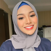 Inilah penampilan yang diunggah Aurel Hermansyah ke Instagram @aurelie.hermansyah pada Rabu (12/2/2020).  😁 masih belajar ehehehe 🙏, tulis Aurel di keterangan foto yang memperlihatkan gayanya memakai hijab pashmina berwarna abu-abu dan ciput biru. Foto: Instagram @ aurelie.hermansyah