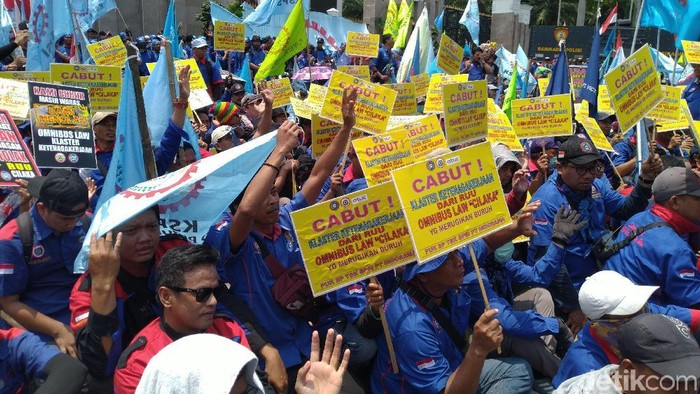 Demo buruh tolak Omnibus Law Cipta Kerja di DPR (Foto: Sachril/detikcom)