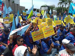 Demo di DPR, Buruh Ancam Mogok Massal Jika Omnibus Law Cipta Kerja Disahkan