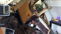 Ruang tamu dan ruang keluarga di salah satu rumah hancur diterjang material longsor.