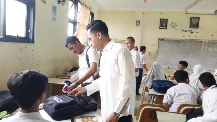 Menjelang Hari Valentine, Pemkot Surabaya tak menyebarkan surat edaran apapun bagi pelajar. Namun pihaknya rutin mengecek konten negatif di HP pelajar.