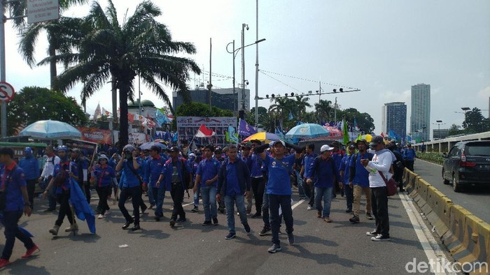 Massa buruh yang berunjuk rasa di depan Gedung DPR RI, Jakarta, membubarkan diri (Sachril Agustin Berutu/detikcom)