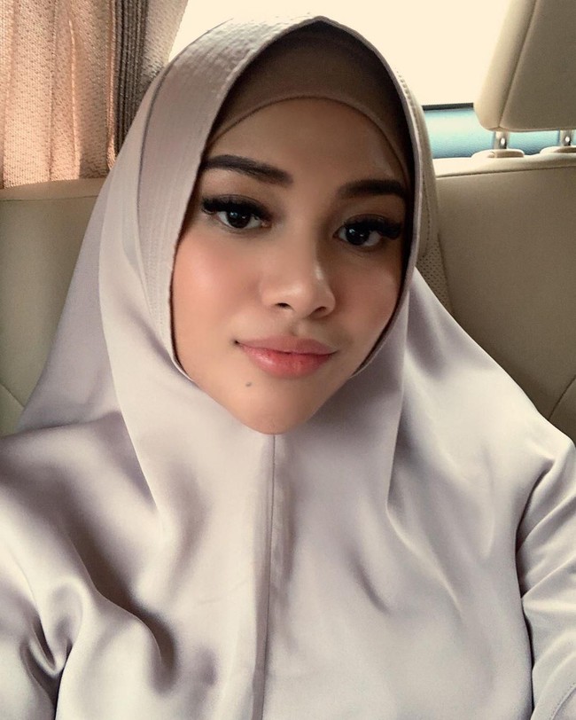Mengenakan hijab bukan pertamakalinya dilakukan Aurel. Sebelumnya wanita yang akrab disapa Loli itu sudah beberapakali memamerkan foto memakai hijab. Salah satunya gayanya memakai hijab instant berwarna abu-abu ini. Aurel memakai hijab instant ini saat akan mengikuti pengajian di sebuah pesantren. Foto: Instagram @ aurelie.hermansyah