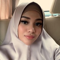 Mengenakan hijab bukan pertamakalinya dilakukan Aurel. Sebelumnya wanita yang akrab disapa Loli itu sudah beberapakali memamerkan foto memakai hijab. Salah satunya gayanya memakai hijab instant berwarna abu-abu ini. Aurel memakai hijab instant ini saat akan mengikuti pengajian di sebuah pesantren. Foto: Instagram @ aurelie.hermansyah
