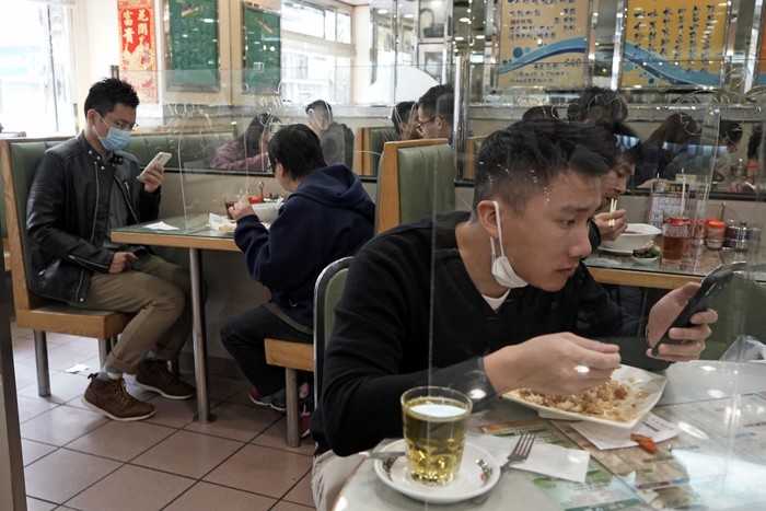 Cegah Corona, Meja Makan di Hong Kong Dibatasi Panel Plastik Demi mencegah penyebaran virus corona, beberapa restoran di Hong Kong memasang panel plastik transparan pada setiap meja.