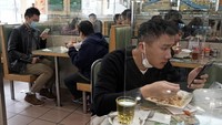 Inovasi tersebut pun sebelumnya juga telah dilakukan di Hong Kong. Sejumlah rumah makan di negara itu memasang kaca di sejumlah meja restoran mereka sebagai upaya pencegahan penyebaran virus Corona. AP Photo.