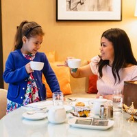 Karena letaknya yang tidak jauh dari New Yorks Theater District, para tamu yang menginap di hotel Chatwal ini bisa memanfaatkan Broadway Experiencenya. Para pengunjung bisa berdandan di dalam kamarnya menggunakan berbagai kostum dan perlengkapan yang disediakan seperti lampu jin dari film Aladdin, mahkota Elsa dari film Frozen, tongkat Harry Potter, dan lainnya. Harga sewa kamar per malam di hotel ini mulai dari Rp 8,4 juta. Foto: dok. The Chatwal