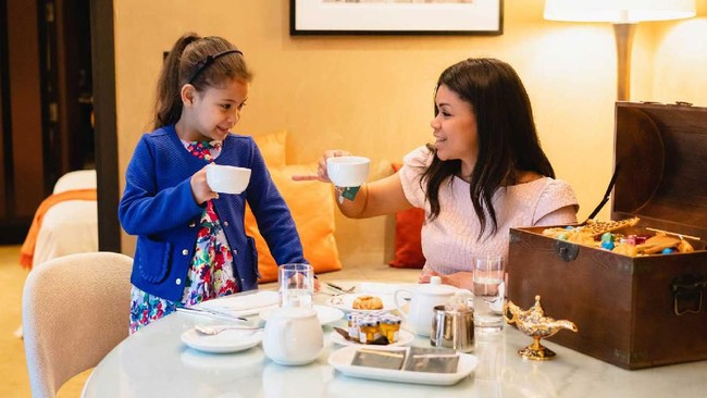 Karena letaknya yang tidak jauh dari New Yorks Theater District, para tamu yang menginap di hotel Chatwal ini bisa memanfaatkan Broadway Experiencenya. Para pengunjung bisa berdandan di dalam kamarnya menggunakan berbagai kostum dan perlengkapan yang disediakan seperti lampu jin dari film Aladdin, mahkota Elsa dari film Frozen, tongkat Harry Potter, dan lainnya. Harga sewa kamar per malam di hotel ini mulai dari Rp 8,4 juta. Foto: dok. The Chatwal