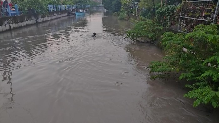3 anak hilang terseret arus sungai