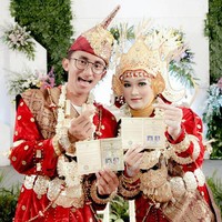 Banyak yang bilang karena harta, tapi mohon maaf, mantan lebih tajir dibanding suami. Jadi komentar netizen itu nggak banget. Nyinyir banyak banget, sampai yang nge-DM maki-maki, ngedoain yang buruk-buruk. Ngehujat, terang Heni saat dihubungi Wolipop, Rabu (12/2/2020) Foto: Instagram @heni.kn