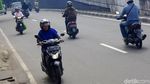 Bahaya! Pemotor Ini Nekat Lawan Arah di Pondok Bambu