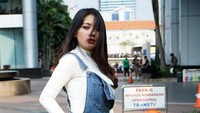 Berlliana tampil dengan overall jeans dan blus putih. Pool/Noel/detikFoto.