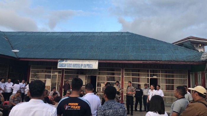 Kerusuhan serta kebakaran terjadi di Rutan Kabanjahe, Karo, Sumatera Utara. Polda Sumut mengatakan tahanan di rutan itu yang melakukan pembakaran.