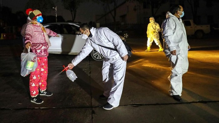 Warga China Mandi Desinfektan untuk Tangkal Virus Corona Antisipasi penyebaran virus corona yang kini memiliki nama resmi Covid-19 terus dilakukan di China. Warga disemprot desinfektan untuk menangkal virus tersebut.