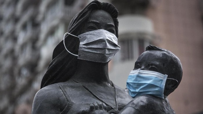 Hewan hingga Patung Pakai Masker Cegah Virus Corona Wabah virus corona membuat masyarakat ramai-ramai mengenakan masker. Menariknya, selain manusia, hewan hingga patung turut pakai masker untuk cegah virus itu.