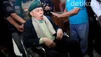 Ia terlihat batuk-batuk keras bahkan hampir muntah sebelum akhirnya meninggalkan PN Jakpus.