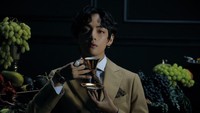 Bagaimana penampilan V dengan setelan jas? Dok. Big Hit Entertainment