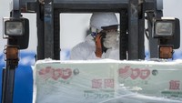 Karantina dan pemeriksaan massal di dalam kapal pesiar ini dilakukan otoritas Jepang setelah seorang penumpang berusia 80 tahun yang turun di Hong Kong, belakangan dinyatakan positif virus corona. Penumpang kakek-kakek itu diketahui sempat berkunjung ke China sebelum naik kapal pesiar tersebut.