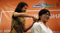 Pemotongan rambut pendonor juga dilakukan oleh Wakil Presiden Direktur Siloam Hospitals Group, Caroline Riady.