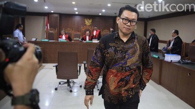 Didakwa Terima Suap, Begini Ekspresi Eks Dirut Perum Perindo