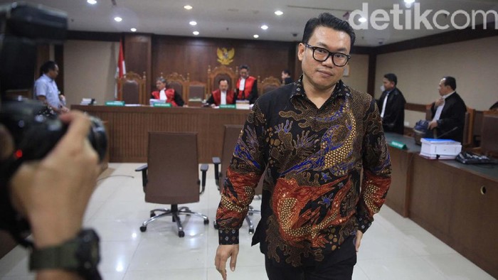 Eks Direktur Utama Perum Perikanan Indonesia (Dirut Perum Perindo) Risyanto Suanda mengikuti sidang perdana. Risyanto didakwa menerima suap USD 30 ribu.
