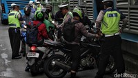 Pihak kepolisian pun terus melakukan berbagai upaya guna menertibkan pengendara motor tersebut. Mulai dari memberikan sanksi denda bagi para pemotor yang melanggar lalu lintas hingga yang terbaru memberlakukan tilang elektronik bagi pengendara roda dua di jalanan ibu kota.