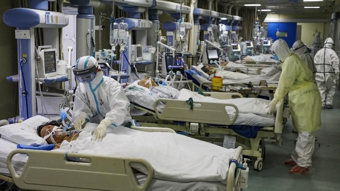 Ganasnya virus corona menambah jumlah korban jiwa menjadi 1.113 orang di China pada Rabu (12/2). Berikut foto-foto ketatnya penanganan medis yang dilakukan.