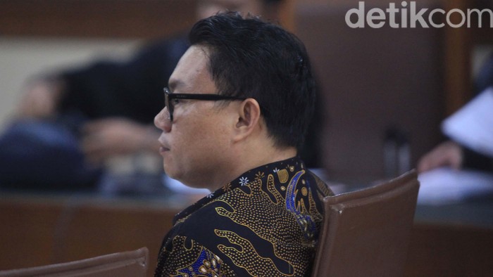 Eks Direktur Utama Perum Perikanan Indonesia (Dirut Perum Perindo) Risyanto Suanda mengikuti sidang perdana. Risyanto didakwa menerima suap USD 30 ribu.