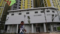 Seorang anak bermain layang-layang di halaman Rusunawa Pasar Rumput.