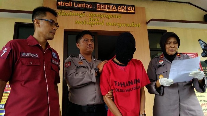 perekam dalam rok perempuan
