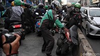 Guna menghindari tilang, para pemotor itu tak kehilangan akal. Tak sedikit dari mereka mencoba mengeluarkan motor dari busway untuk meloloskan diri dari razia polisi.