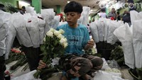 Seorang pedagang sedang merangkai bunga di kawasan Pasar Rawa Belong, Jakarta.