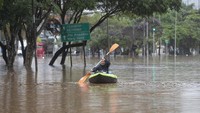 Sebelum akhirnya air mulai surut, warga memanfaatkan perahu karet untuk beraktivitas maupun mengevakuasi diri ke tempat yang lebih aman akibat banjir tersebut.