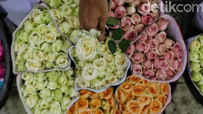 Berburu Bunga di Pasar Rawa Belong Jelang Hari Kasih Sayang