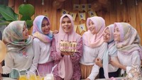 Begitupun dengan momen ini, dimana Una Maulina dan teman-temannya yang lain, kompak membuat pesta ulang tahun kecil-kecilan untuk sahabatnya tersebut.  Foto: Instagram @Unamaulina