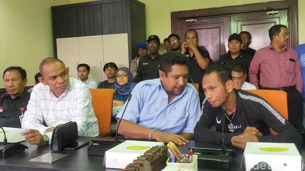 Mantan pemain timnas Raocky Poetiray juga ikut hearing