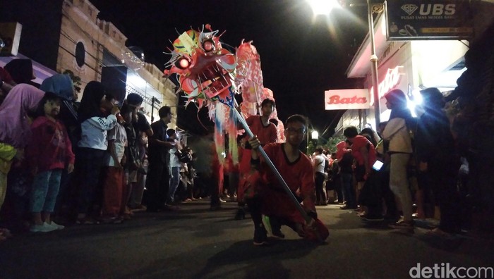 Ribuan warga Cianjur memadati Jalan Mangunsarkoro tepatnya di depan Vihara Bhumi Parsjia untuk menyaksikan Cap Go Meh, Selasa (11/2/2020) malam. Pawai Cap Go Meh yang menampilkan beragam kebudayaan, mulai dari Barongsai dan liong.