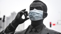 Seperti diketahui, hingga saat ini jumlah korban jiwa akibat virus corona telah bertambah menjadi 1.113 orang di China dan 2 orang diluar China. Komisi Kesehatan China seperti dilansir kantor berita AFP, Rabu (12/2/2020), juga melaporkan bahwa lebih dari 44.600 orang telah terkonfirmasi positif virus corona di seluruh wilayah China. Berbagai upaya untuk mencegah dan mengatasi penyebaran virus itu pun terus dilakukan oleh berbagai pihak di seluruh dunia. Getty Images/Stringer.