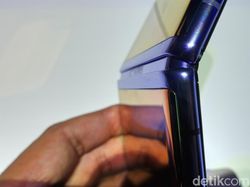 Menggenggam Galaxy Z Flip, Ponsel Layar Lipat Imut Harga Rp 21 Juta