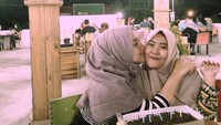 Bukti bahwa Una Mulia termasuk sosok yang peduli dengan orang lain terlihat pada foto ini. Saat ulang tahun sahabatnya, ia tak lupa memberikan kejutan berupa kue ulang tahun dan berpose memeluk sahabatnya. Foto: Instagram @Unamaulina